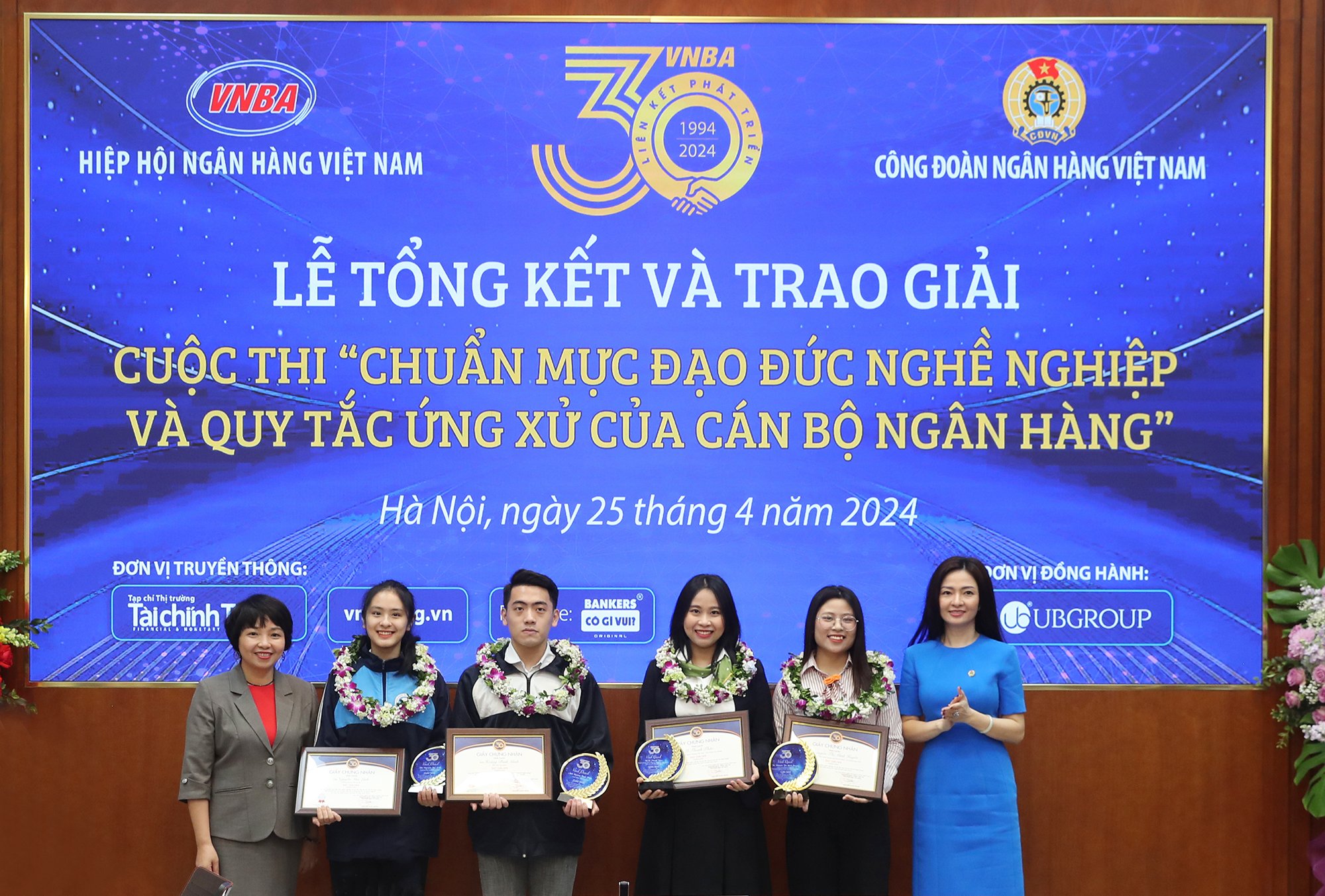 Bà Nguyễn Khánh Chi và bà Lê Thị Mai Hương trao giải thưởng cho các thí sinh đạt giải Nhì chung cuộc. Khối ngân hàng: Nguyễn Thị Minh Huyền (HDBank), Lê Thanh Thảo (Vietcombank). Khối sinh viên: Hoàng Bình Minh (Học viện Tài chính), Nguyễn Mai Linh (Đại học Mở Hà Nội)