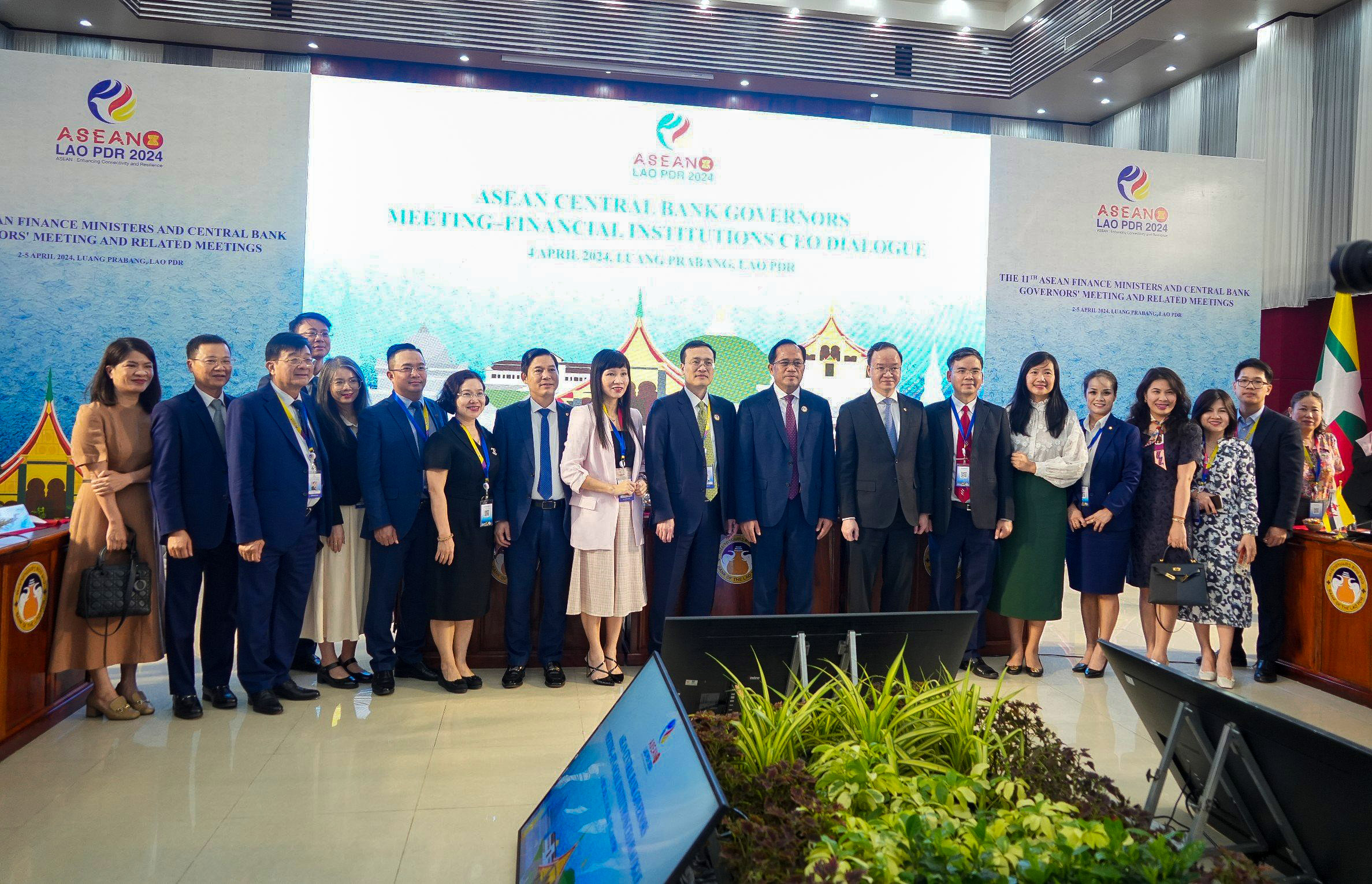 Các đại biểu tham dự chụp ảnh lưu niệm