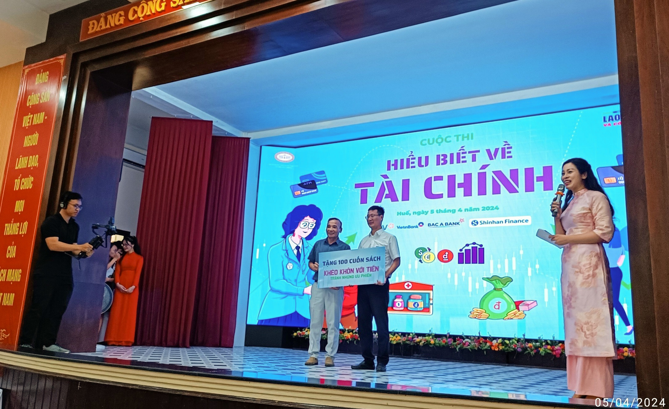 Hàng trăm sinh viên Trường Đại học Khoa học Huế đã háo hức tham gia Chương trình “Hiểu biết về Tài chính”.