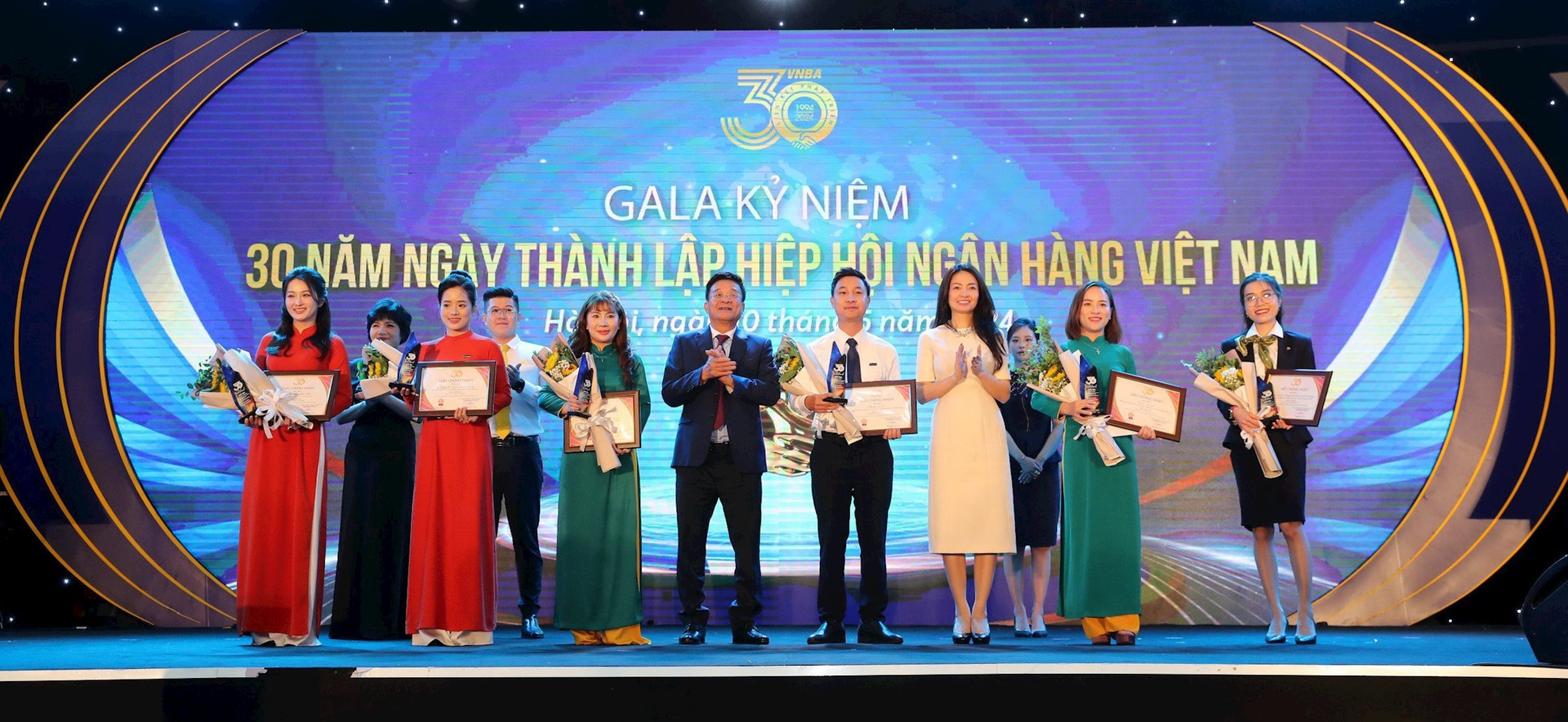 Bà Nguyễn Khánh Chi, Phó Chủ tịch Thường trực Công đoàn ngân hàng Việt Nam và ông Nguyễn Quốc Hùng, Trưởng BTC cuộc thi trao giải cho các đơn vị đạt giải Ba cuộc thi Nét đẹp Banker