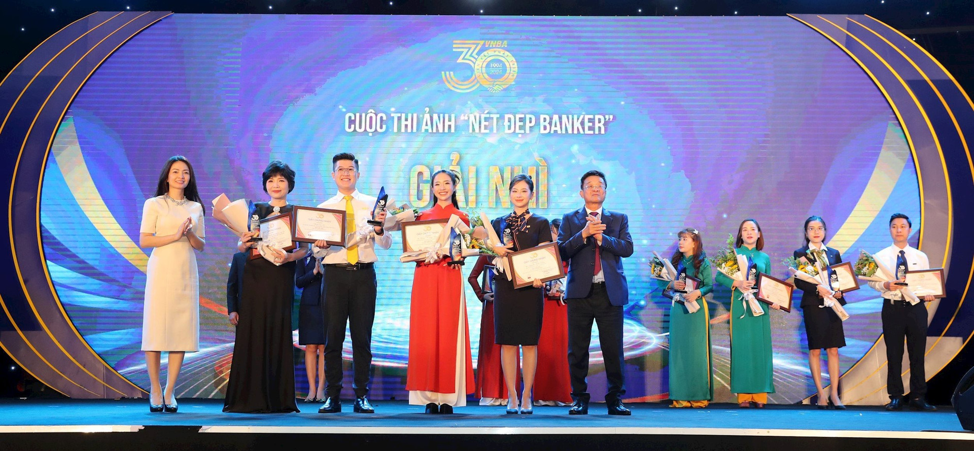 Bà Nguyễn Khánh Chi, Phó Chủ tịch Thường trực Công đoàn ngân hàng Việt Nam và ông Nguyễn Quốc Hùng, Trưởng BTC cuộc thi trao giải cho các đơn vị đạt giải Nhì cuộc thi Nét đẹp Banker