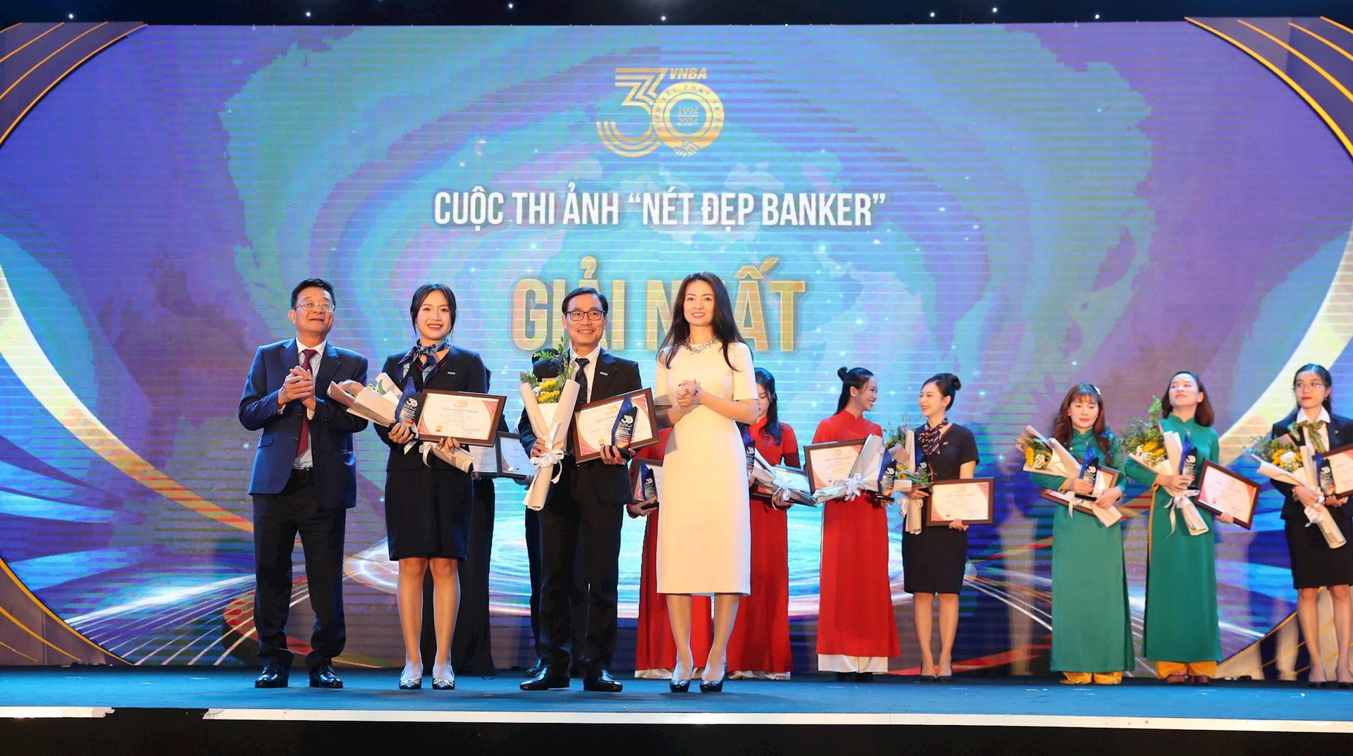 Bà Nguyễn Khánh Chi, Phó Chủ tịch Thường trực Công đoàn ngân hàng Việt Nam và ông Nguyễn Quốc Hùng, Trưởng BTC cuộc thi trao giải cho các đơn vị đạt giải Nhất cuộc thi Nét đẹp Banker