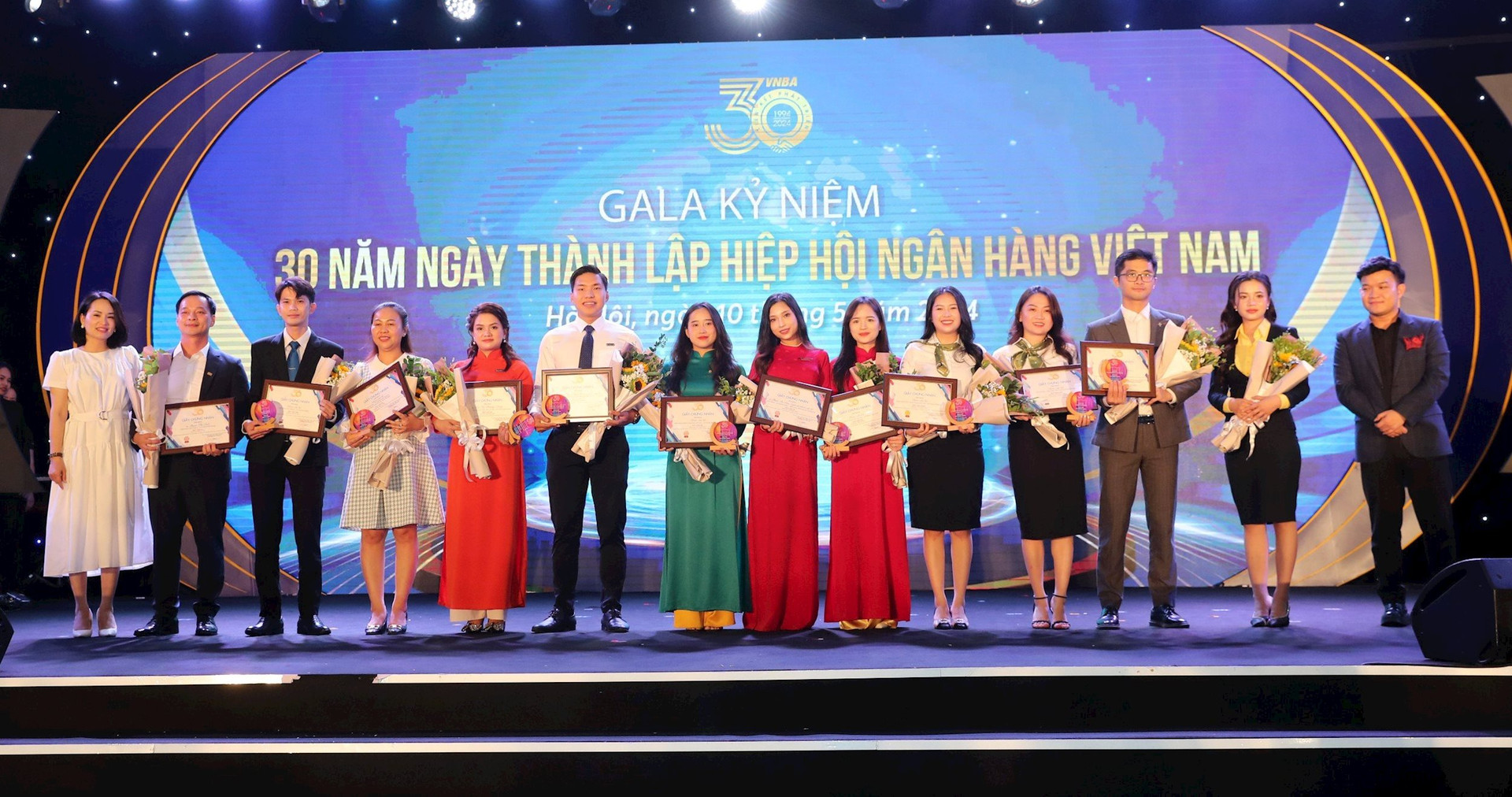 Ban Giám khảo và các đội thi nhận giải thưởng cuộc thi Sáng tạo TikTok - “Tự hào Banker” cùng chụp ảnh lưu niệm tập thể