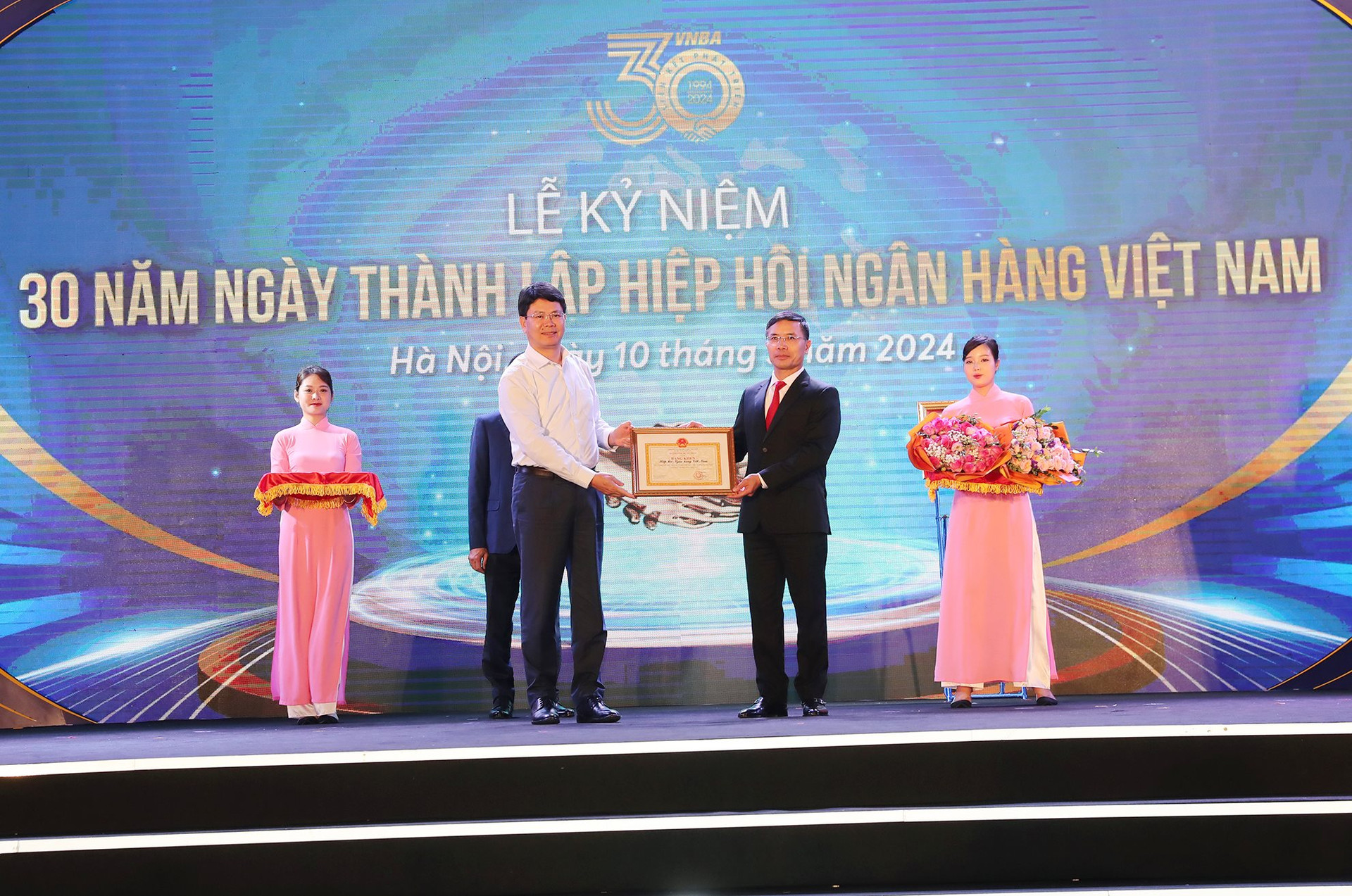 Thứ trưởng Bộ pháp Nguyễn Thanh Tịnh trao Bằng khen của Bộ trưởng Bộ Tư pháp cho Hiệp hội Ngân hàng Việt Nam