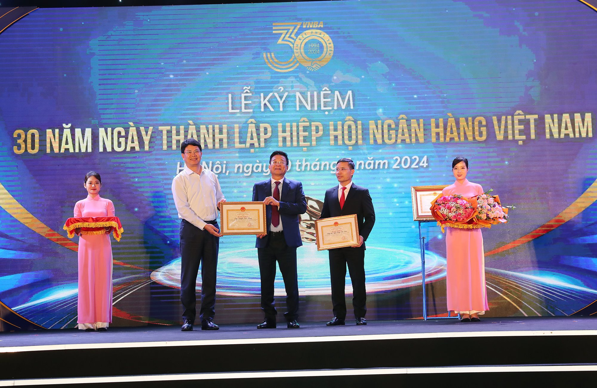 Thứ trưởng Bộ pháp Nguyễn Thanh Tịnh trao Bằng khen của Bộ trưởng Bộ Tư pháp cho cá nhân ông Nguyễn Quốc Hùng - Phó Chủ tịch kiêm Tổng Thư ký Hiệp hội Ngân hàng Việt Nam