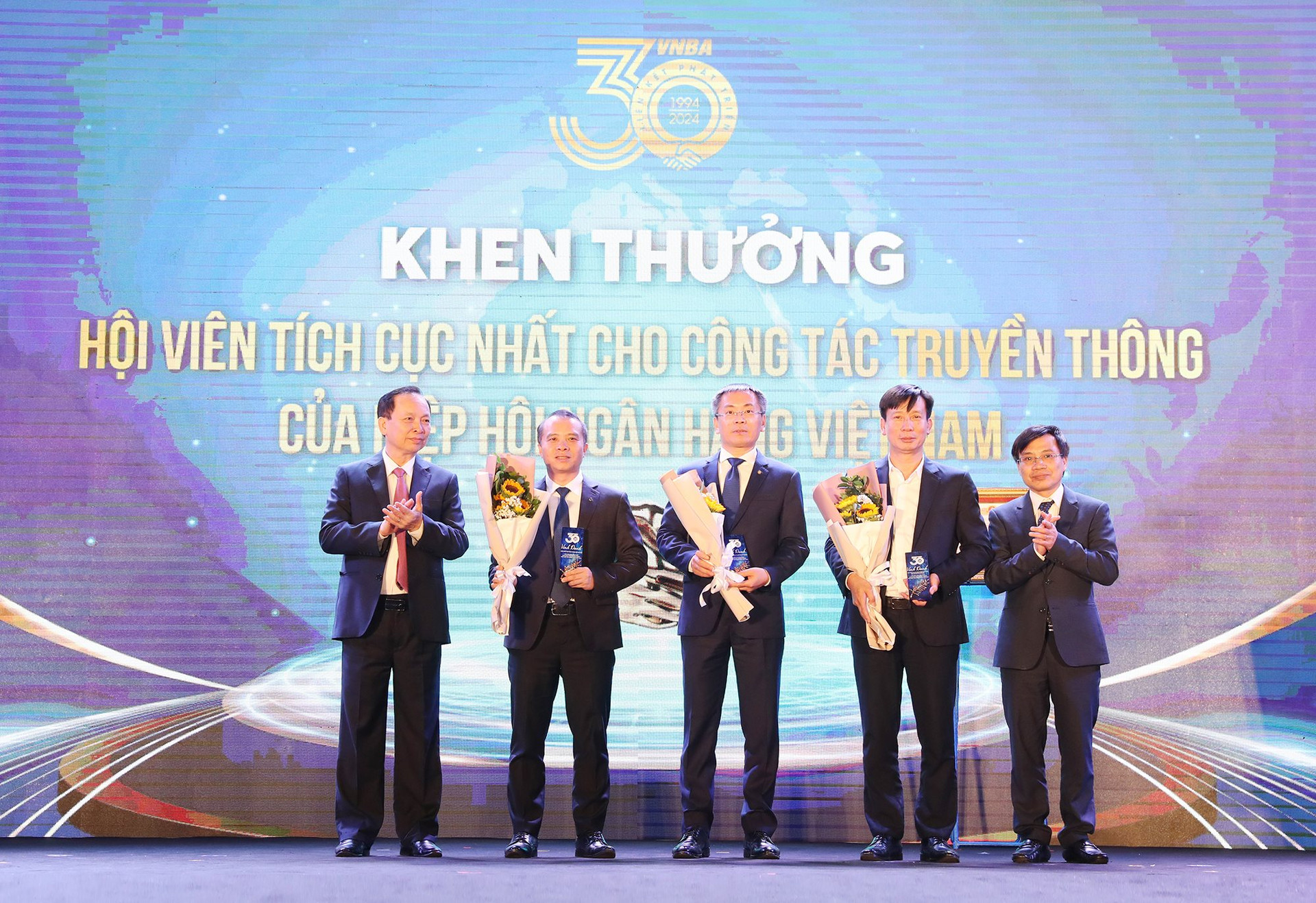 3 hội viên tích cực nhất cho công tác truyền thông: Ngân hàng TMCP Đầu tư và Phát triển Việt Nam (BIDV); Ngân hàng TMCP Ngoại thương Việt Nam (Vietcombank) và Ngân hàng TNHH MTV Nông nghiệp và Phát triển Nông thôn Việt Nam (Agribank).