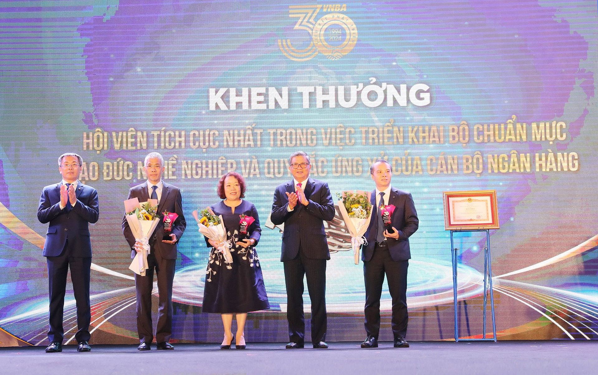 3 hội viên tích cực nhất trong triển khai Bộ chuẩn mực đạo đức nghề nghiệp và quy tắc ứng xử của cán bộ ngân hàng: Ngân hàng TMCP Ngoại thương Việt Nam (Vietcombank); Ngân hàng TMCP Tiên Phong (TPBank) và Ngân hàng TMCP Quân đội (MB).