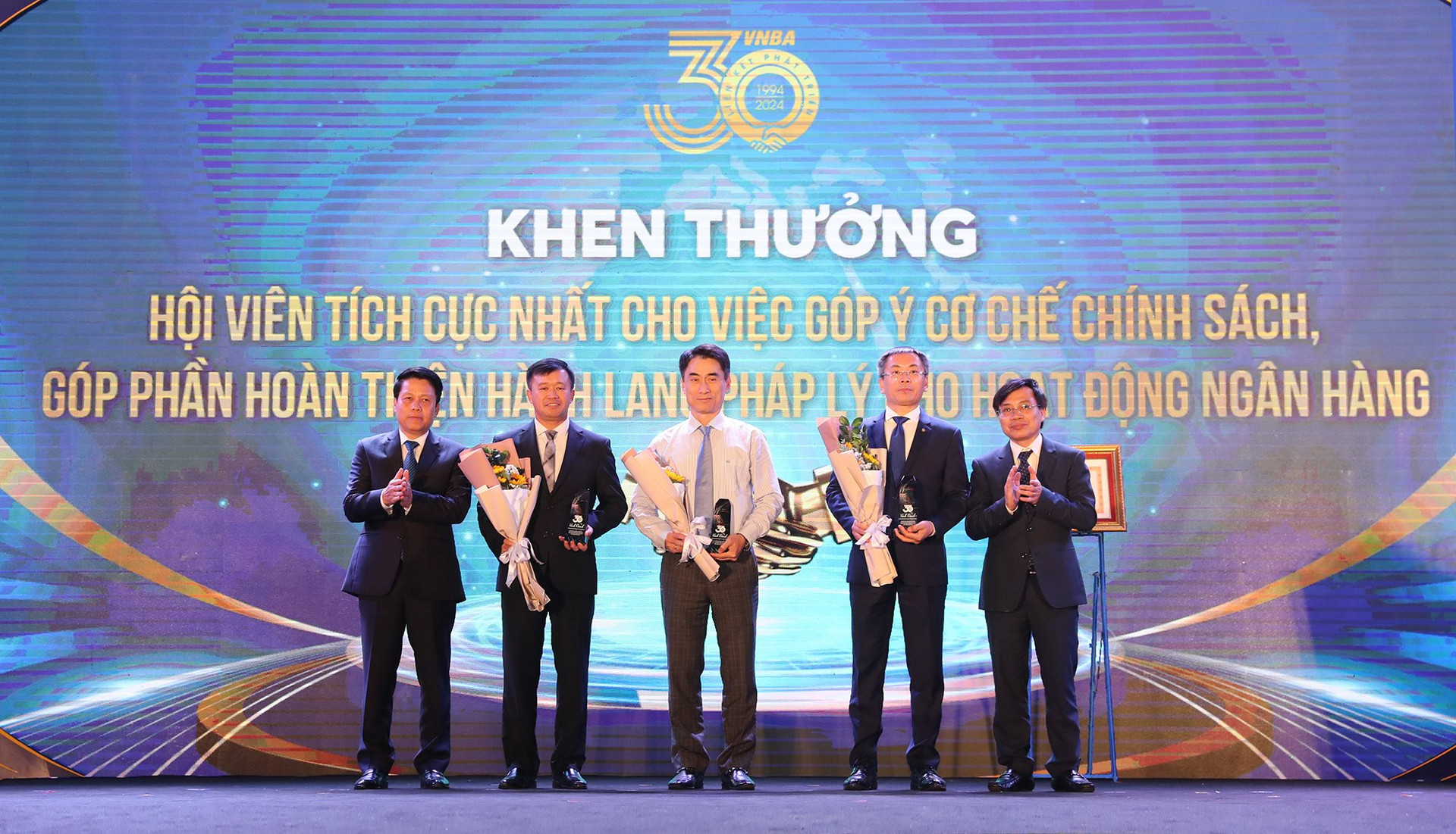 3 tổ chức hội viên tích cực nhất trong việc góp ý cơ chế chính sách, góp phần hoàn thiện hành lang pháp lý cho hoạt động ngân hàng: Ngân hàng TMCP Kỹ thương Việt Nam (Techcombank); Ngân hàng TMCP Đầu tư và Phát triển Việt Nam (BIDV) và Ngân hàng TMCP Việt Nam Thịnh Vượng (VPBank)