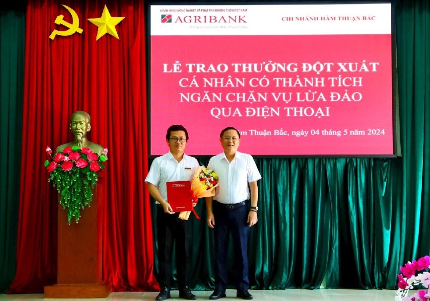 Lãnh đạo Agribank chi nhánh tỉnh Bình Thuận khen thưởng anh Nguyễn Minh Khanh vì kịp thời phát hiện, ngăn chặn vụ lừa đảo qua điện thoại, giữ lại số tiền 3,2 tỷ đồng cho khách hàng