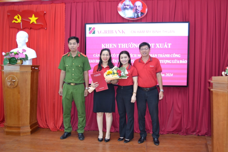 Nhanh trí phát hiện dấu hiệu vụ lừa đảo, giúp khách hàng bảo toàn số tiền hơn 1,8 tỷ đồng trong sổ tiết kiệm, giao dịch viên Lê Thị Duyên (Chi nhánh Hàm Mỹ, Bình Thuận) được lãnh đạo Agribank Chi nhánh Bình Thuận khen thưởng