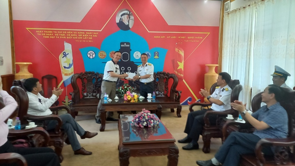Ông Cao Văn Bình, Trưởng đoàn công tác tặng quà cho Lữ đoàn 189 Hải Quân