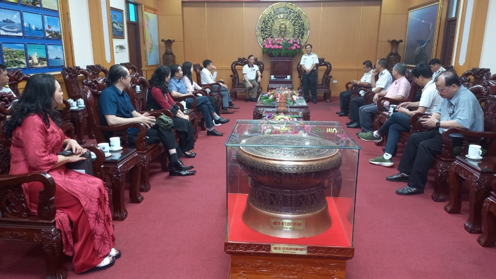Chuẩn đô đốc Ngô Văn Thuân, Chính ủy Bộ tư lệnh Vùng 4 Hải quân cảm ơn Đoàn công tác cũng như ngành Ngân hàng đã dành sự quan tâm cho huyện đảo Trường Sa
