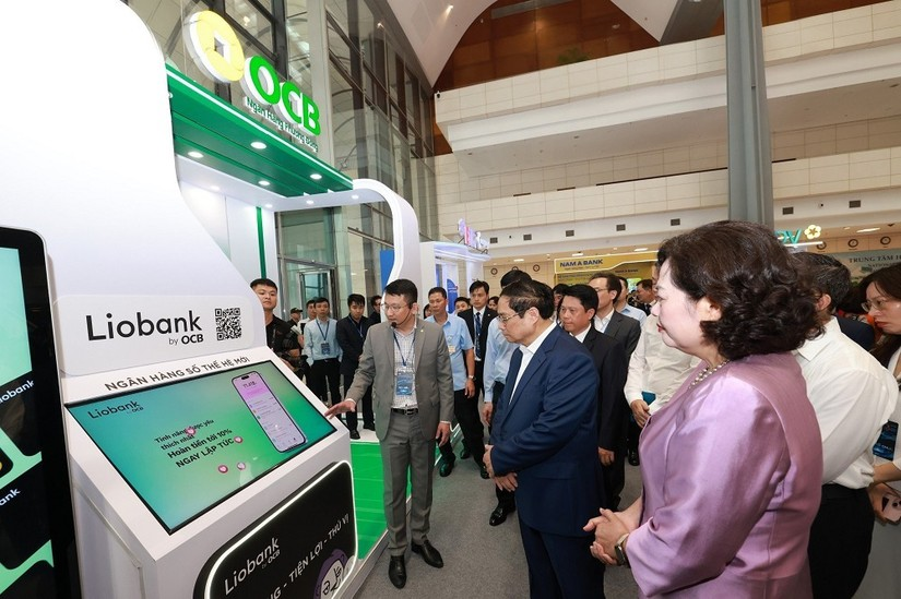 Ông Nguyễn Đình Tùng – Thành viên HĐQT OCB giới thiệu sản phẩm ngân hàng số Liobank đến Thủ tướng Chính phủ, Thống đốc NHNN và các cấp Lãnh đạo
