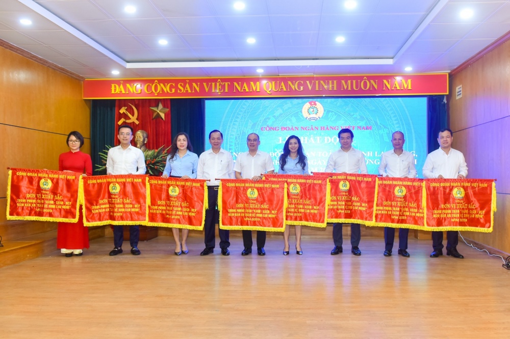 Phó thống đốc Đào Minh Tú tặng cờ thi đua chuyên đề của Công đoàn NHVN năm 2023 cho các tập thể đã có thành tích xuất sắc trong phong trào thi đua "Xanh - Sạch - Đẹp, bảo đảm an toàn vệ sinh lao động.