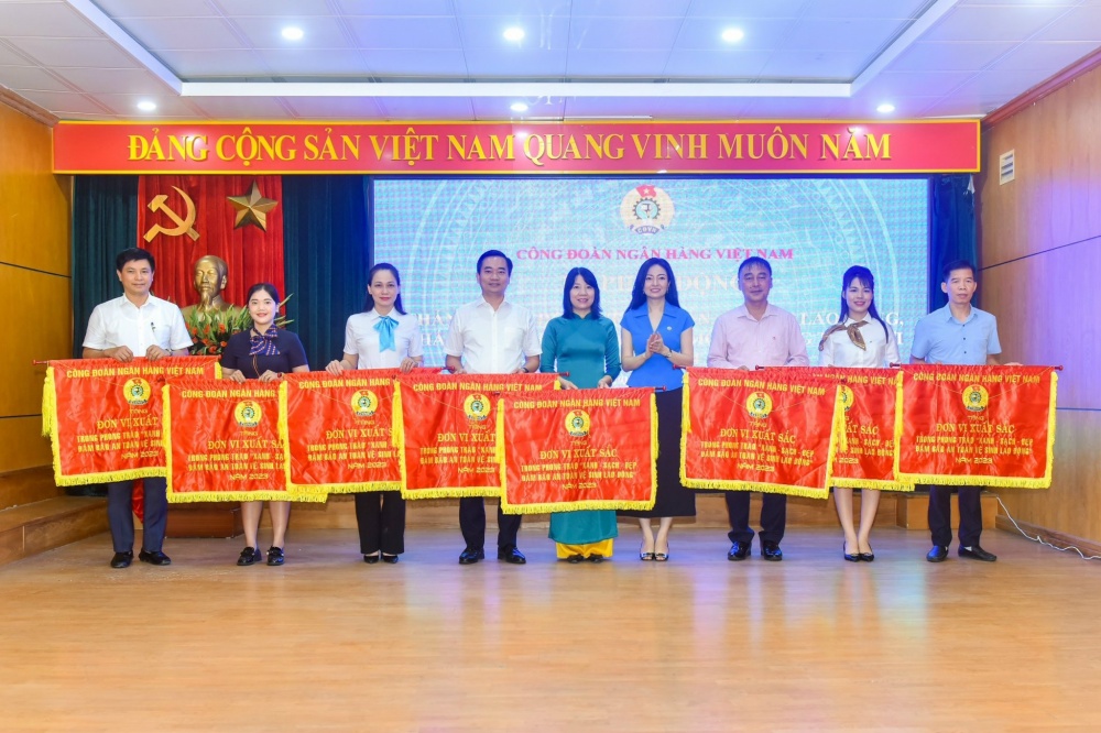 Phó chủ tịch công đoàn NHVN Trần Hồng Tuấn tặng Bằng khen của Công đoàn NHVN cho các tập thể cá nhân có thành tích xuất sắc trong phong trào thi đua "Xanh - Sạch - Đẹp, bảo đảm an toàn vệ sinh lao động.