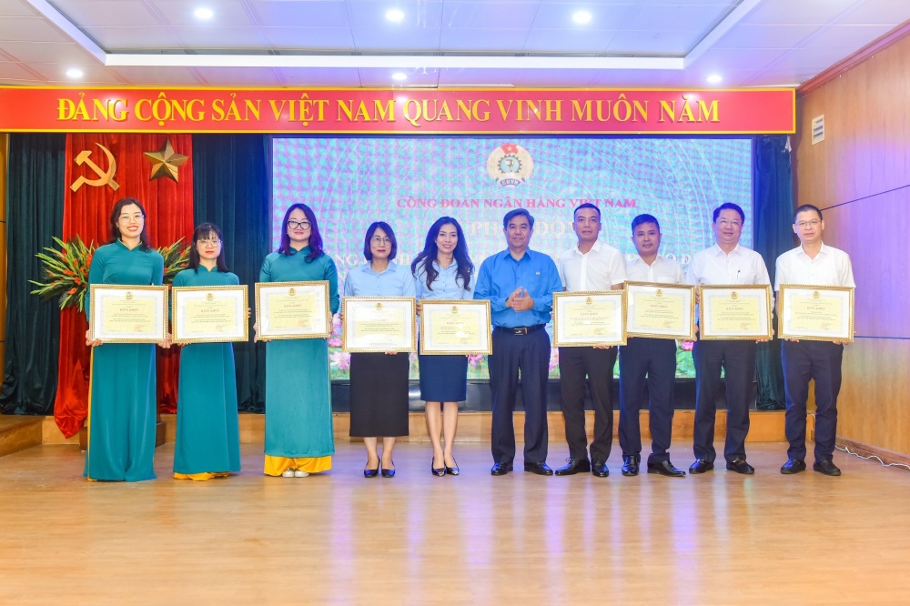 Phó chủ tịch công đoàn NHVN Trần Hồng Tuấn tặng Bằng khen của Công đoàn NHVN cho các tập thể cá nhân có thành tích xuất sắc trong phong trào thi đua "Xanh - Sạch - Đẹp, bảo đảm an toàn vệ sinh lao động.