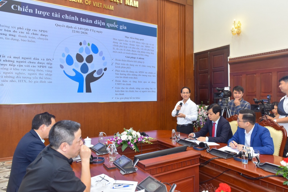 Ông Phạm Minh Tú - Phó Viện trưởng, Viện Chiến lược Ngân hàng trình bày tại Tọa đàm