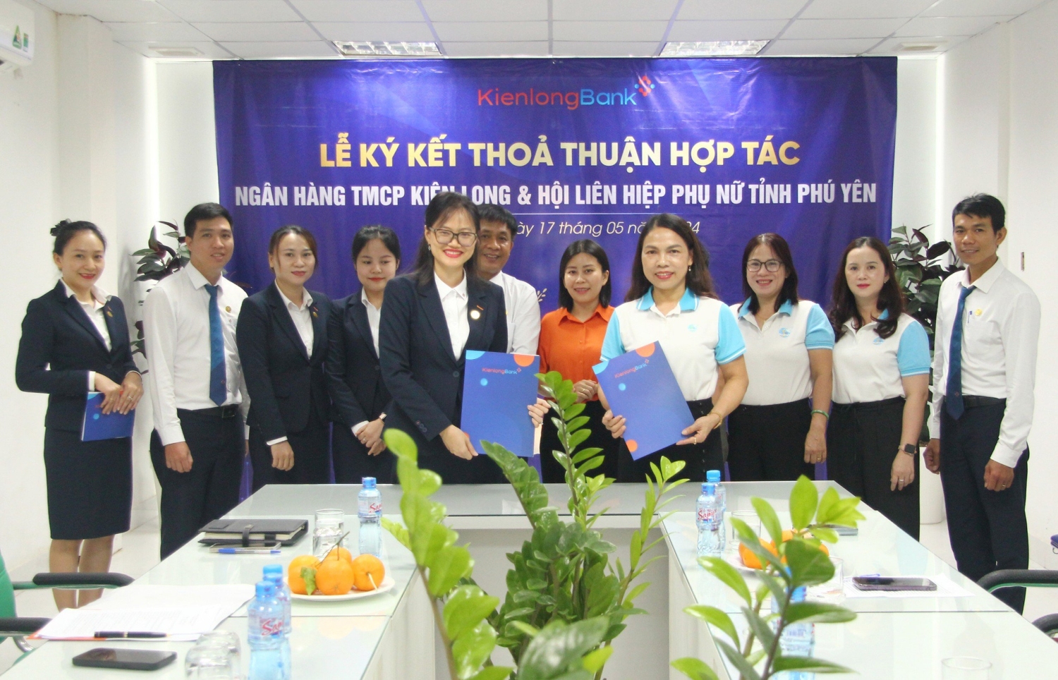 2-ben-chup-anh-luu-niem.jpg