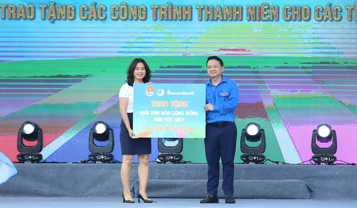 Bà Vũ Thị Thương Huyền, Phó giám đốc phụ trách Sacombank chi nhánh Hải Phòng - trao biểu trưng 1 tỷ đồng ủng hộ xây dựng nhà văn hóa cộng đồng cho đồng bào dân tộc Giáy Ảnh: Sacombank