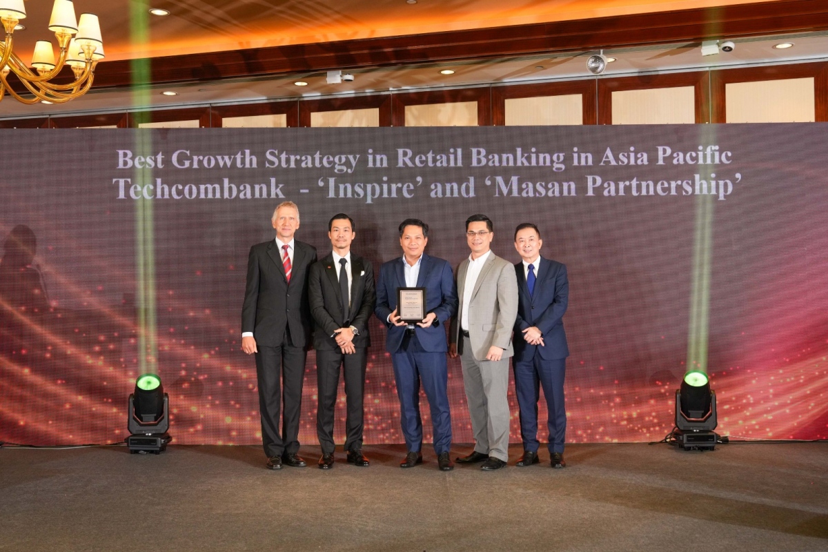 Đại diện Techcombank nhận giải thưởng từ nhận giải từ The Asian Banker