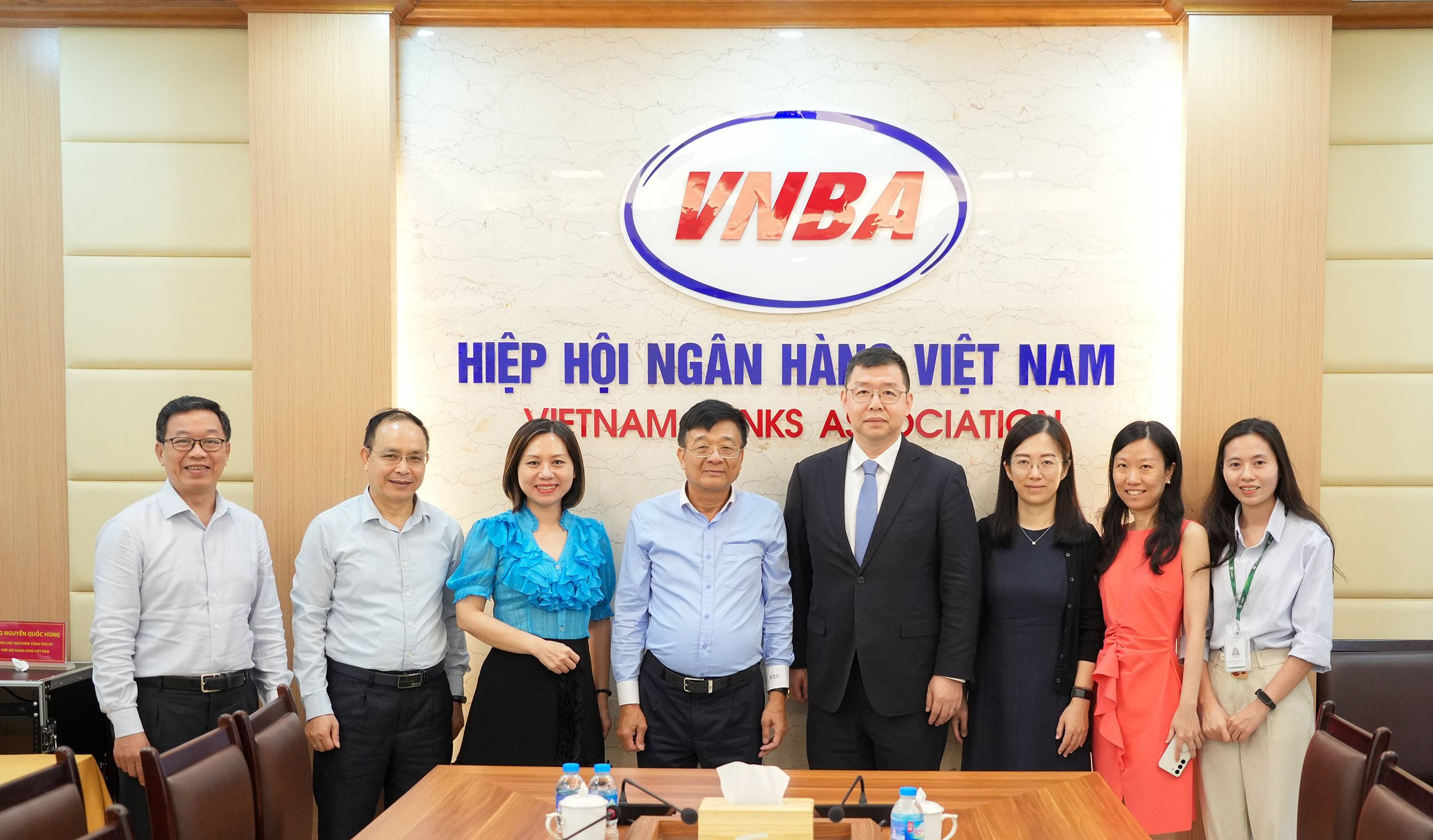 Lãnh đạo Hiệp hội Ngân hàng Việt Nam và đoàn cán bộ Bond Connect Company Limited chụp ảnh lưu niệm