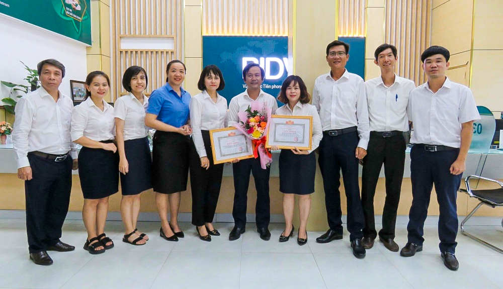 NHNN chi nhánh tỉnh Phú Yên, BIDV Phú Yên khen thưởng đột xuất cho tập thể Phòng giao dịch Tuy An và cá nhân bà Bùi Thị Thanh Truyền.