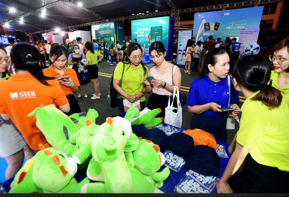 Đông đảo người dân tham gia các hoạt động chuỗi sự kiện Ngày không tiền mặt các năm trước. Ảnh: Quang Định