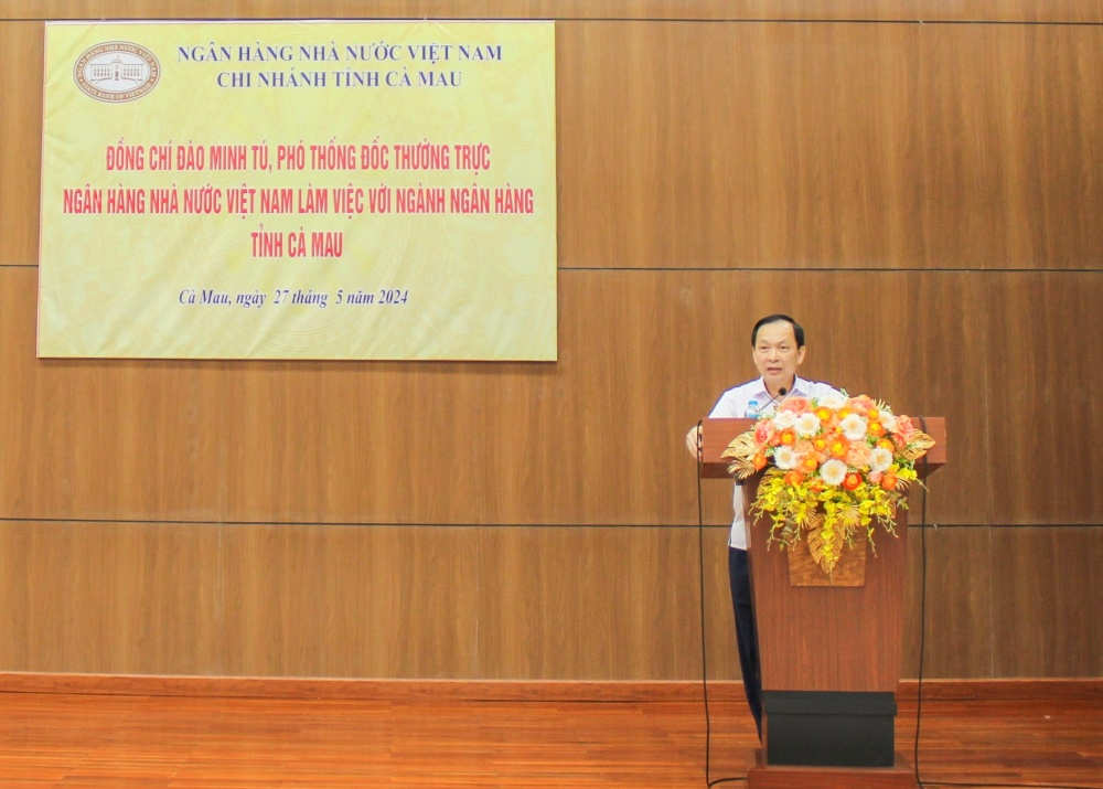 Phó Thống đốc Thường trực NHNN Đào Minh Tú yêu cầu các TCTD trên địa bàn tỉnh Cà Mau nêu cao tinh thần hỗ trợ, giúp khách hàng vượt qua khó khăn, thúc đẩy hoạt động sản xuất - kinh doanh, góp phần phục hồi kinh tế địa phương
