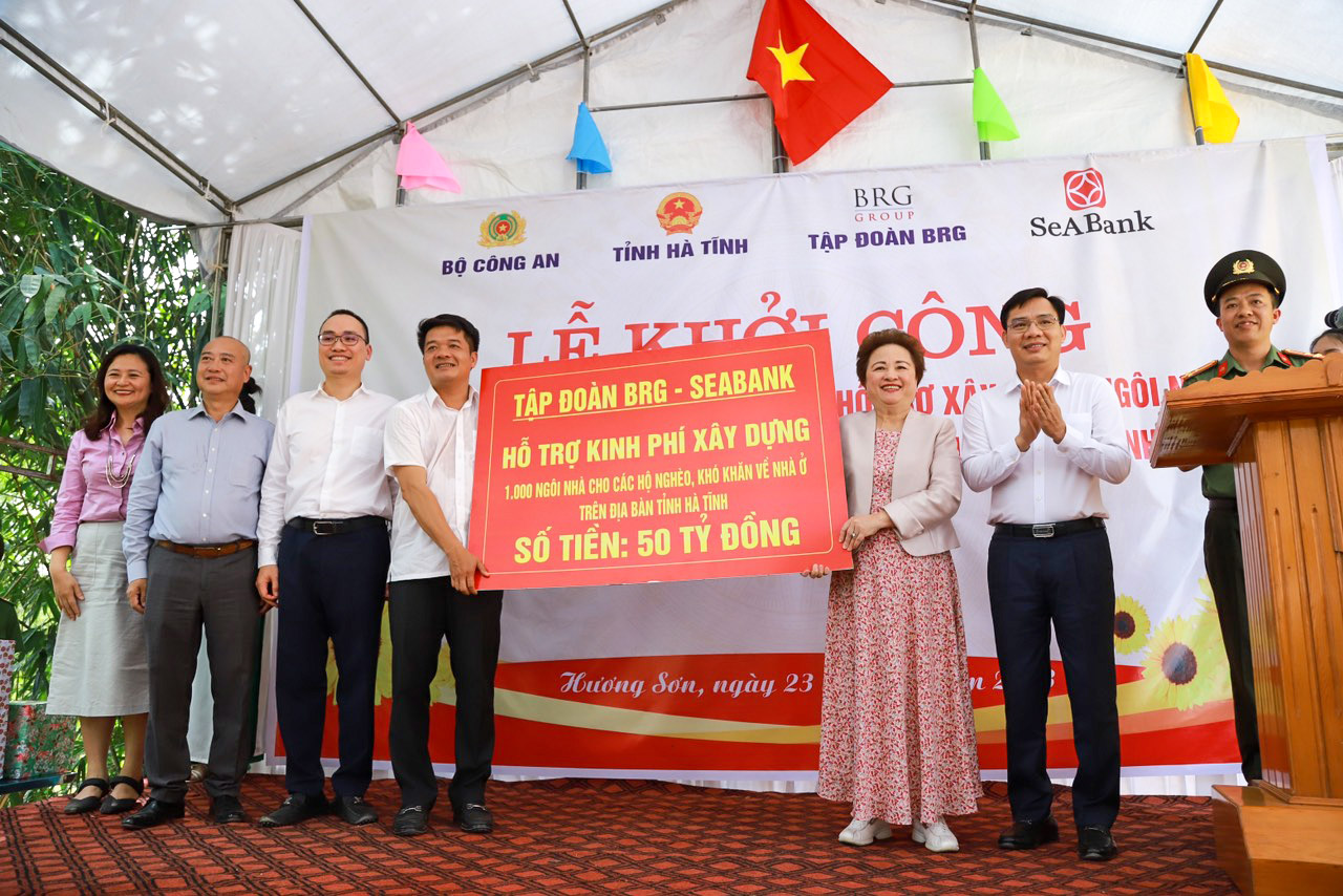 Bà Nguyễn Thị Nga - Chủ tịch Tập đoàn BRG, Phó Chủ tịch Thường trực Ngân hàng SeABank trao tặng biểu trưng hỗ trợ kinh phí xây dựng 1.000 ngôi nhà với số tiền 50 tỷ đồng cho Hà Tĩnh.