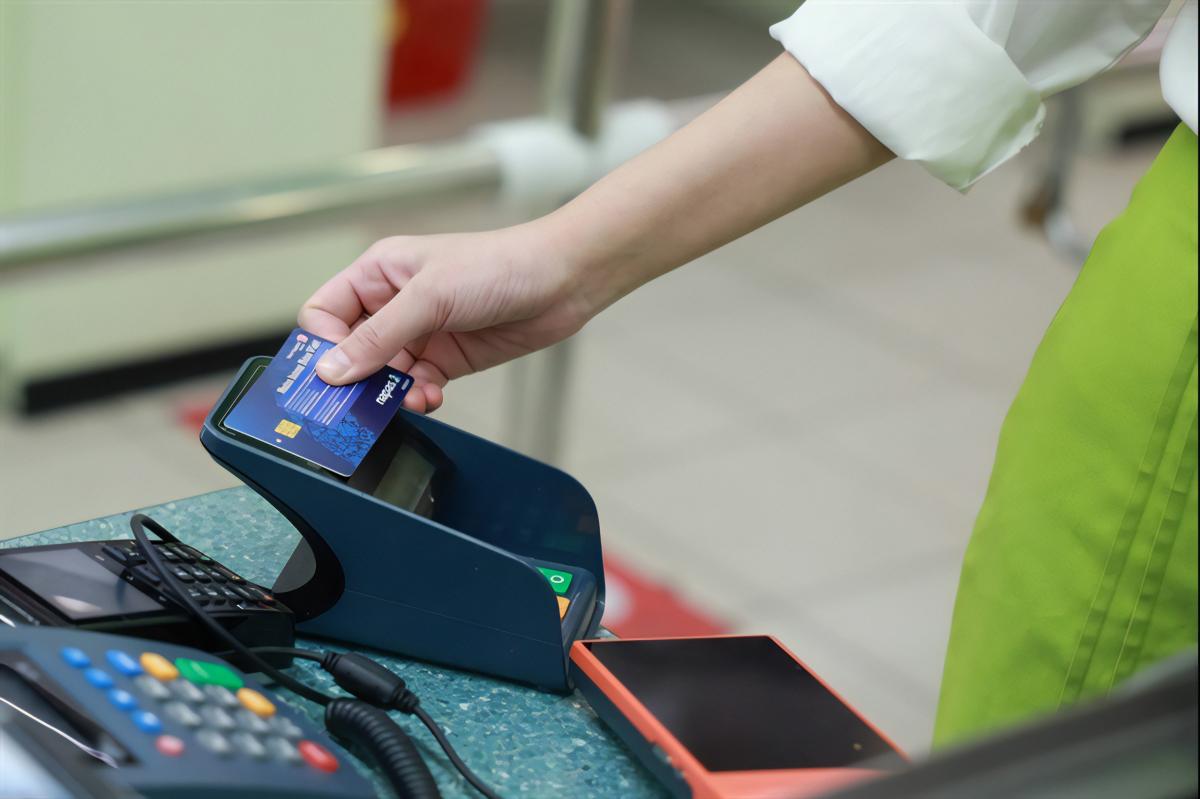 A customer pays using a credit card at a supermarket in Hai Bà Trưng District, Hà Nội. — VNA/VNS Photo