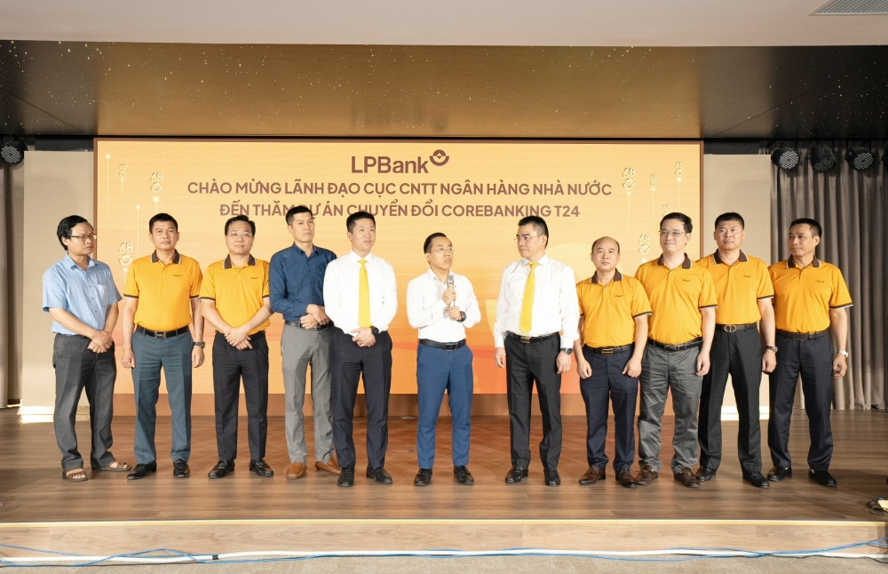 Ông Lê Hoàng Chính Quang – Phó Cục trưởng phụ trách Cục Công nghệ thông tin NHNN cùng Đoàn công tác thăm và động viên tinh thần Tổ Dự án