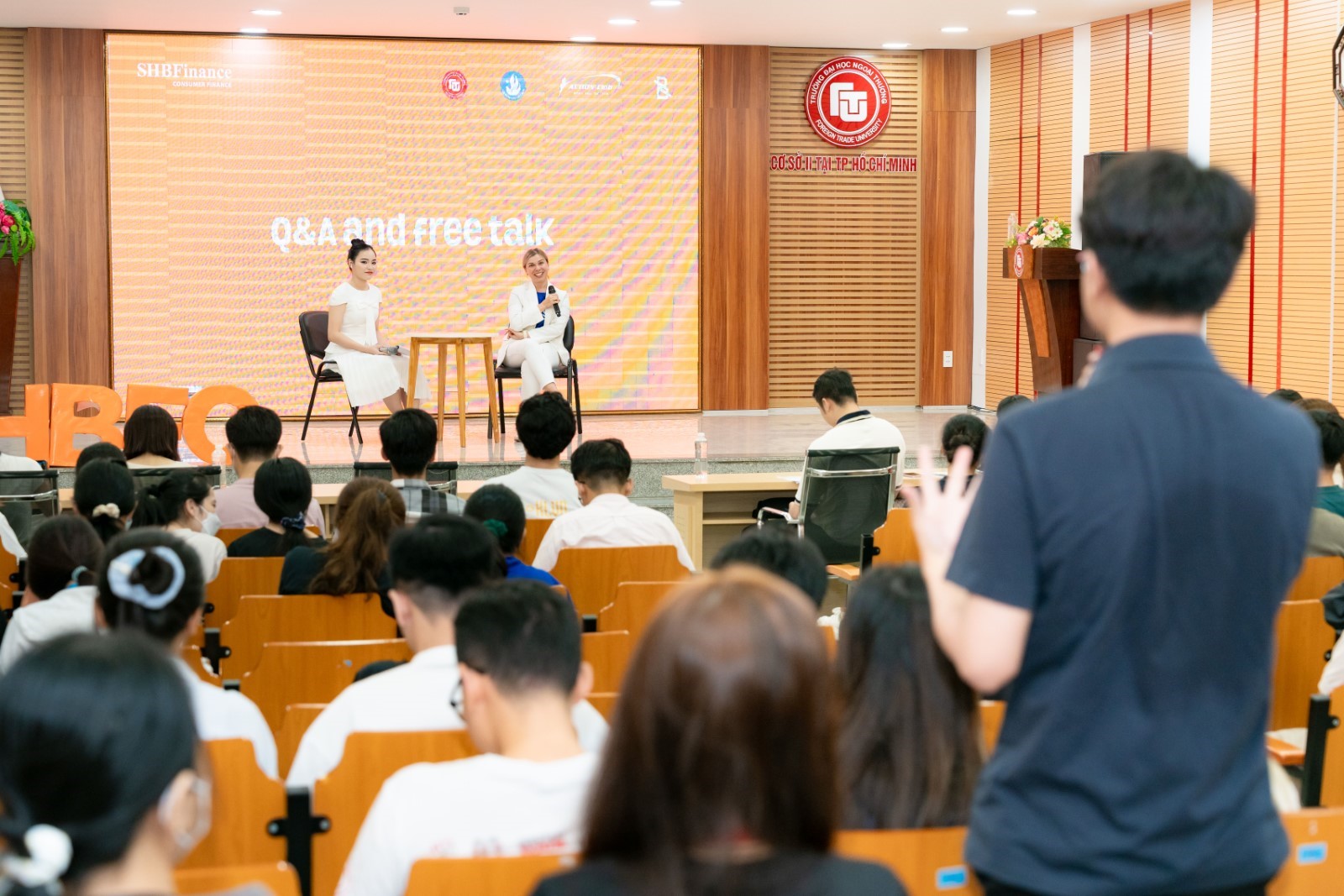 Sinh viên Ngoại thương hào hứng tham gia “Hiểu tiền thật dễ” và “Mentor S Club” 
