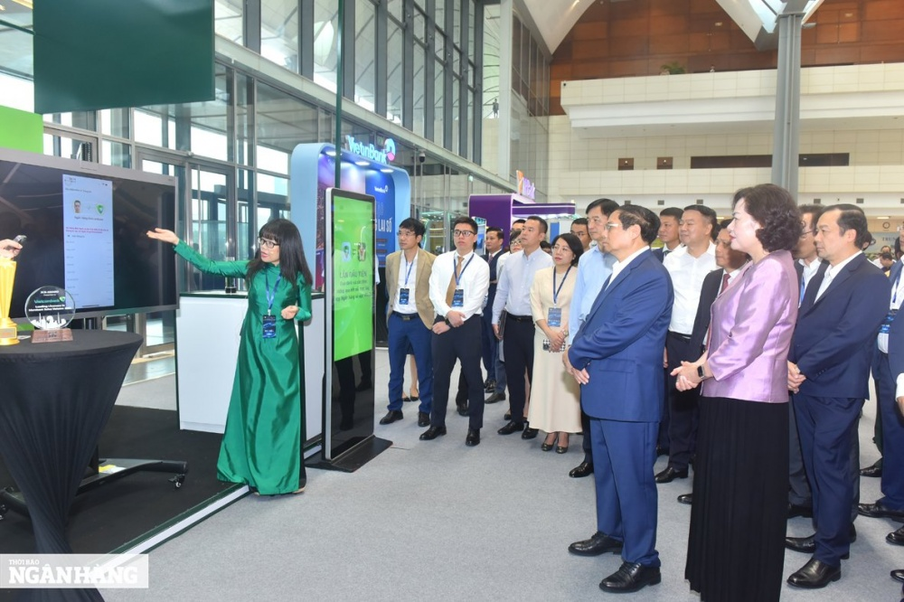 Thủ tướng Phạm Minh Chính tham quan gian hàng của Ngân hàng TMCP Ngoại thương Việt Nam (Vietcombank)