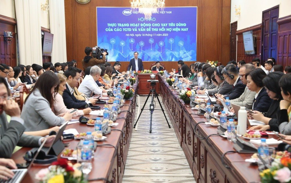 Ông Đào Minh Tú - Phó Thống đốc Thường trực NHNN Việt Nam và ông Nguyễn Quốc Hùng - Phó Chủ tịch kiêm Tổng Thư ký Hiệp hội Ngân hàng Việt Nam đồng chủ trì Hội thảo "Thực trạng hoạt động cho vay tiêu dùng của các tổ chức tín dụng và vấn đề thu hồi nợ hiện nay" (tháng 11/2023)