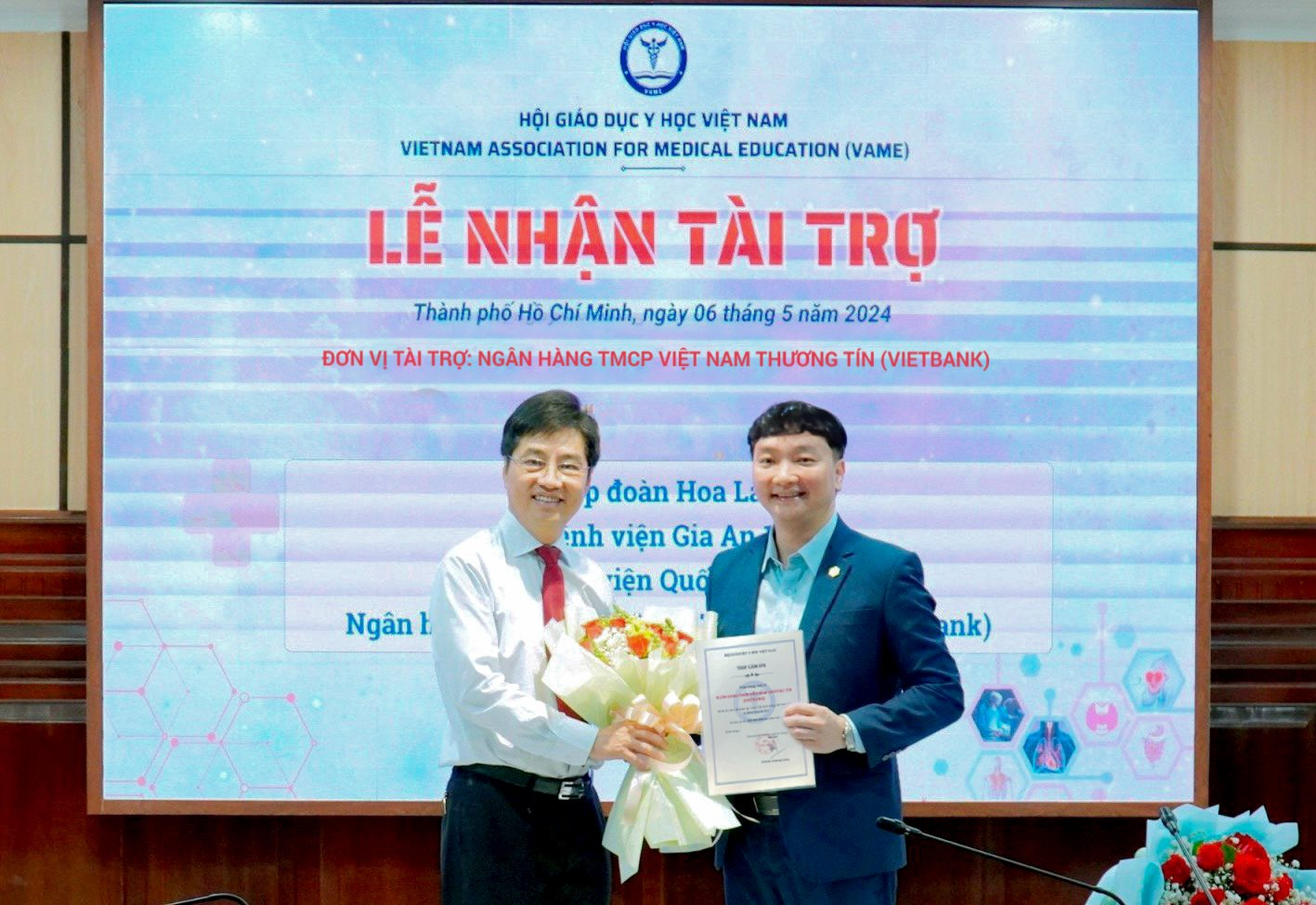 Vietbank tài trợ Hội Giáo dục Y học Việt Nam 300 triệu đồng