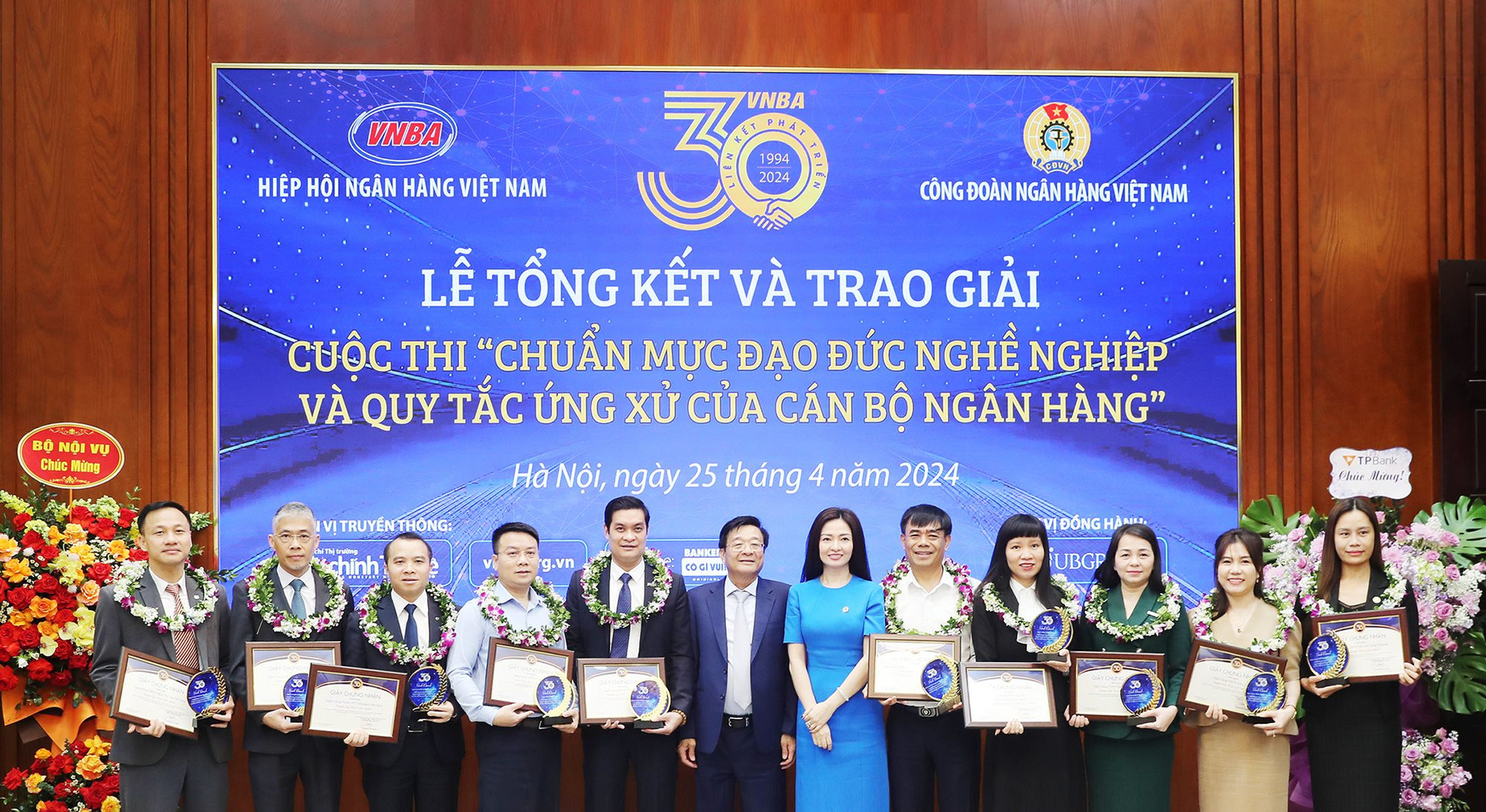 Phó Chủ tịch - Tổng Thư ký HHNH Việt Nam Nguyễn Quốc Hùng và Phó Chủ tịch thường trực Công đoàn Ngân hàng Việt Nam Nguyễn Khánh Chi trao giải thưởng dành cho tổ chức hội viên “tham gia tích cực nhất Cuộc thi Chuẩn mực đạo đức nghề nghiệp và quy tắc ứng xử của cán bộ ngân hàng” (tháng 4/2024)