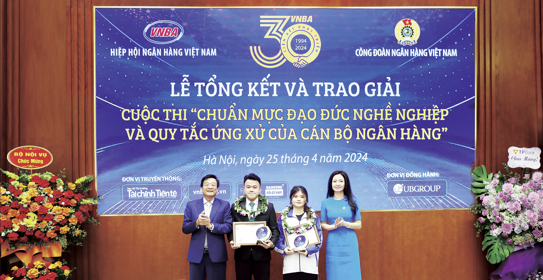 Phó Chủ tịch - Tổng Thư ký HHNH Việt Nam Nguyễn Quốc Hùng và Phó Chủ tịch thường trực Công đoàn Ngân hàng Việt Nam Nguyễn Khánh Chi trao giải thưởng cho 2 thí sinh đạt giải Nhất chung cuộc khối Ngân hàng và khối sinh viên Cuộc thi "Chuẩn mực đạo đức nghề nghiệp và quy tắc ứng xử của cán bộ ngân hàng” (tháng 4/2024)