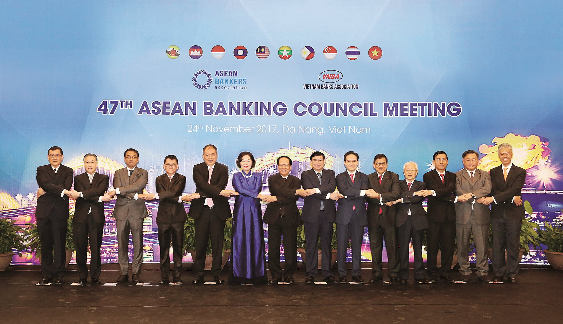 Tổng Thư ký ASEAN Lê Lương Minh, Phó Thống đốc NHNN Nguyễn Thị Hồng cùng các Trưởng đoàn HHNH các nước thuộc ASEAN và Chủ tịch, Tổng Thư ký HHNH ASEAN tại Hội nghị Hội đồng HHNH ASEAN lần thứ 47 do HHNH Việt Nam đăng cai tổ chức (tháng 11/2017)