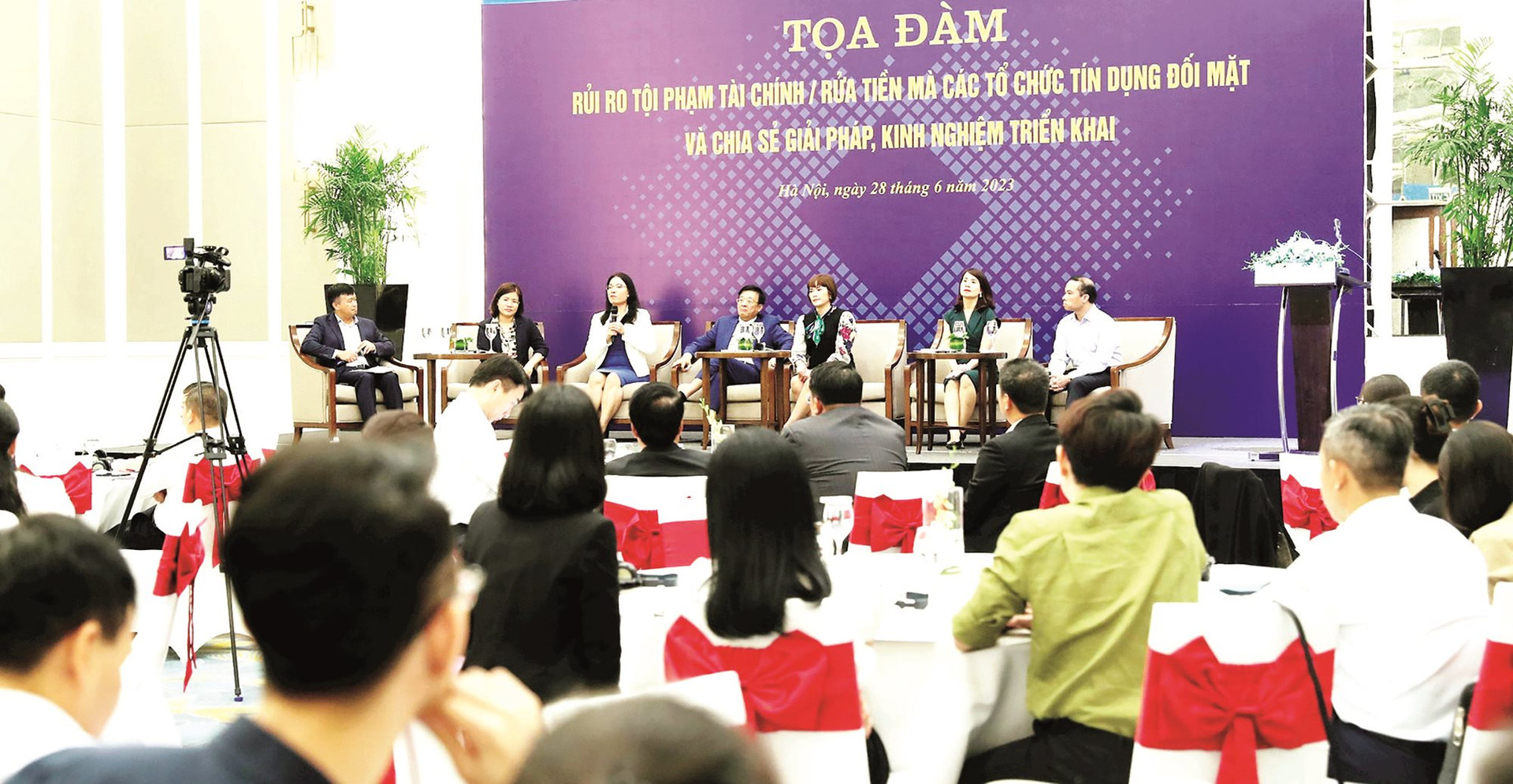 Trong năm 2023, Hiệp hội đã tổ chức các buổi Toạ đàm có chủ đề được các tổ chức tín dụng (TCTD) hội viên rất quan tâm. (Ảnh: Tọa đàm “Rủi ro tội phạm tài chính/rửa tiền mà các TCTD đối mặt và chia sẻ giải pháp, kinh nghiệm triển khai”, tháng 6/2023)