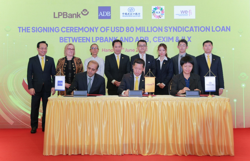 Ông Vũ Quốc Khánh – Phó Tổng giám đốc thường trực LPBank (ngồi giữa) cùng đại diện ADB và các bên liên quan thực hiện ký kết khoản vay hợp vốn