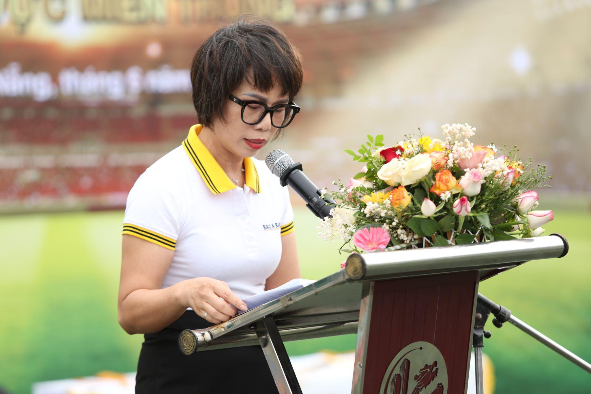 Bà Thái Thị Nga - Phó Tổng Giám đốc Ngân hàng TMCP Bắc Á, Chủ tịch Công đoàn cơ sở, Phó trưởng BTC Thường trực Tiểu ban thể thao phát biểu khai mạc giải đấu.