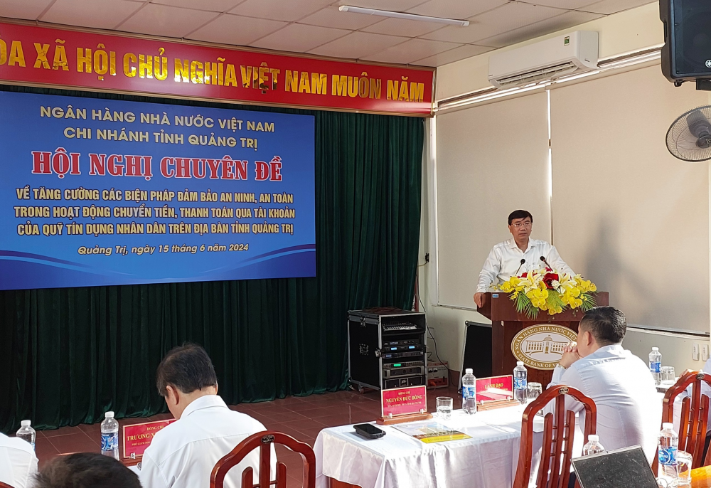 Đ/c Nguyễn Đức Đồng - TUV, Bí thư Chi bộ, Giám đốc NHNN Quảng Trị - phát biểu tại Hội nghị