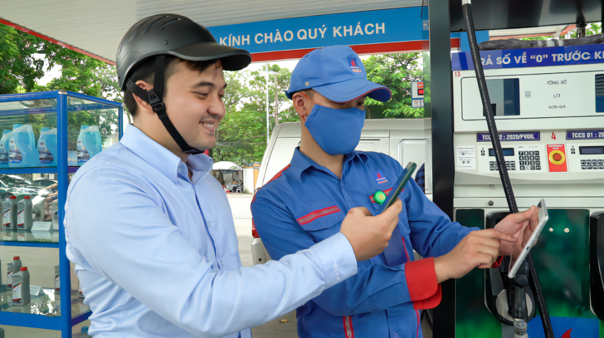 PVcomBank hoàn tiền cho khách mua xăng qua QR Code