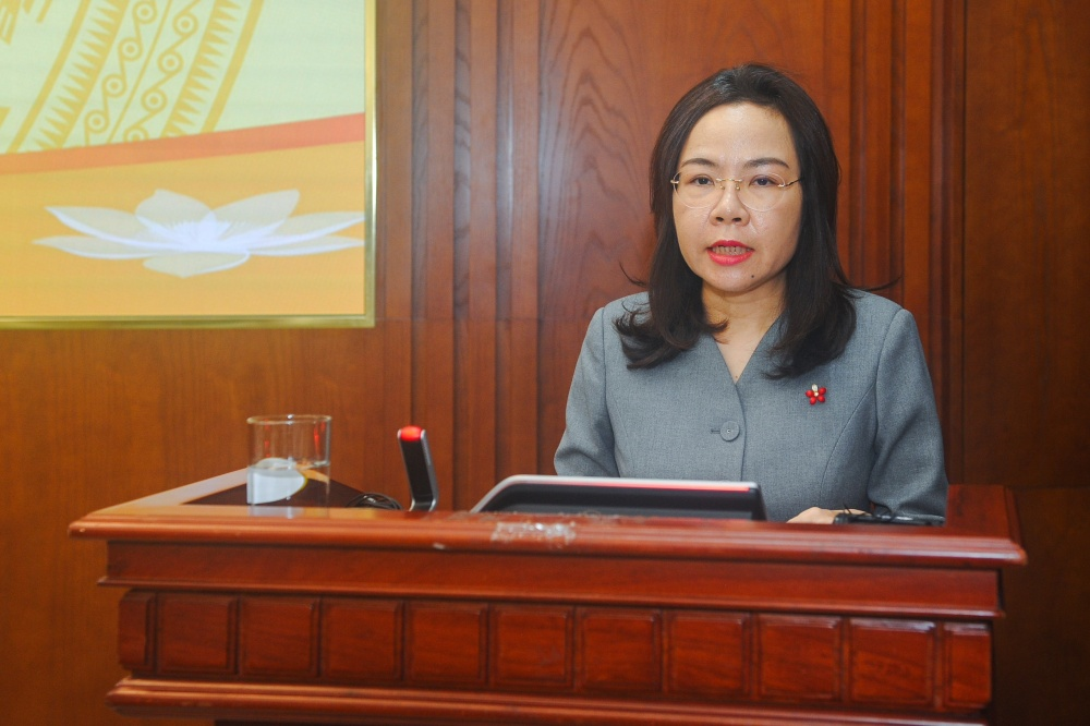 Bà Hà Thu Giang - Vụ trưởng Vụ Tín dụng các ngành kinh tế, NHNN trình bày báo cáo tại Hội nghị
