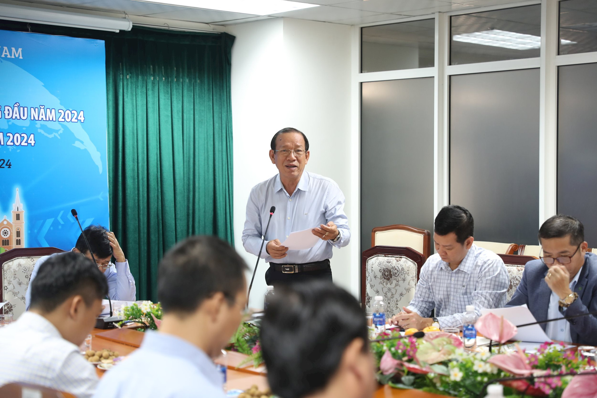 Ông Nguyễn Hoàng Minh, Trưởng Văn phòng đại diện Hiệp hội Ngân hàng Việt Nam tại TP. Hồ Chí Minh trình bày Báo cáo sơ lược hoạt động kinh doanh 6 tháng đầu năm 2024 của TCHV khu vực phía Nam