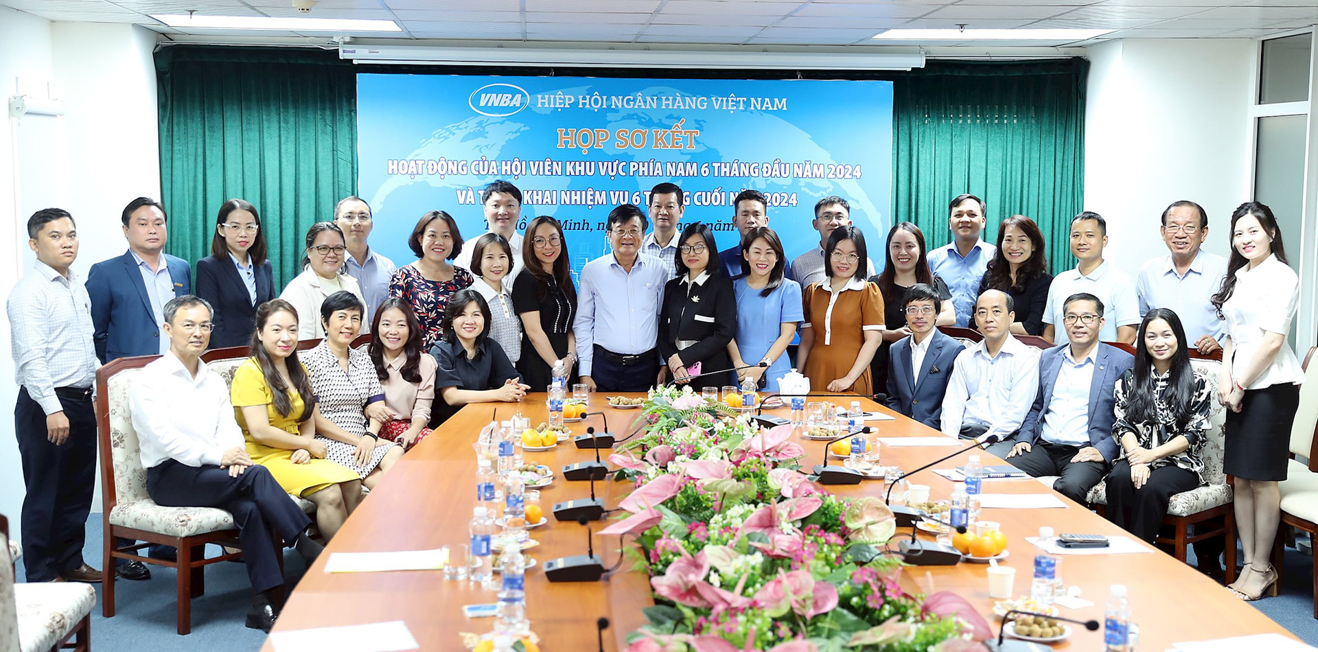 Phó Chủ tịch kiêm Tổng Thư ký Nguyễn Quốc Hùng chụp ảnh lưu niệm cùng các đại biểu tham dự hội nghị