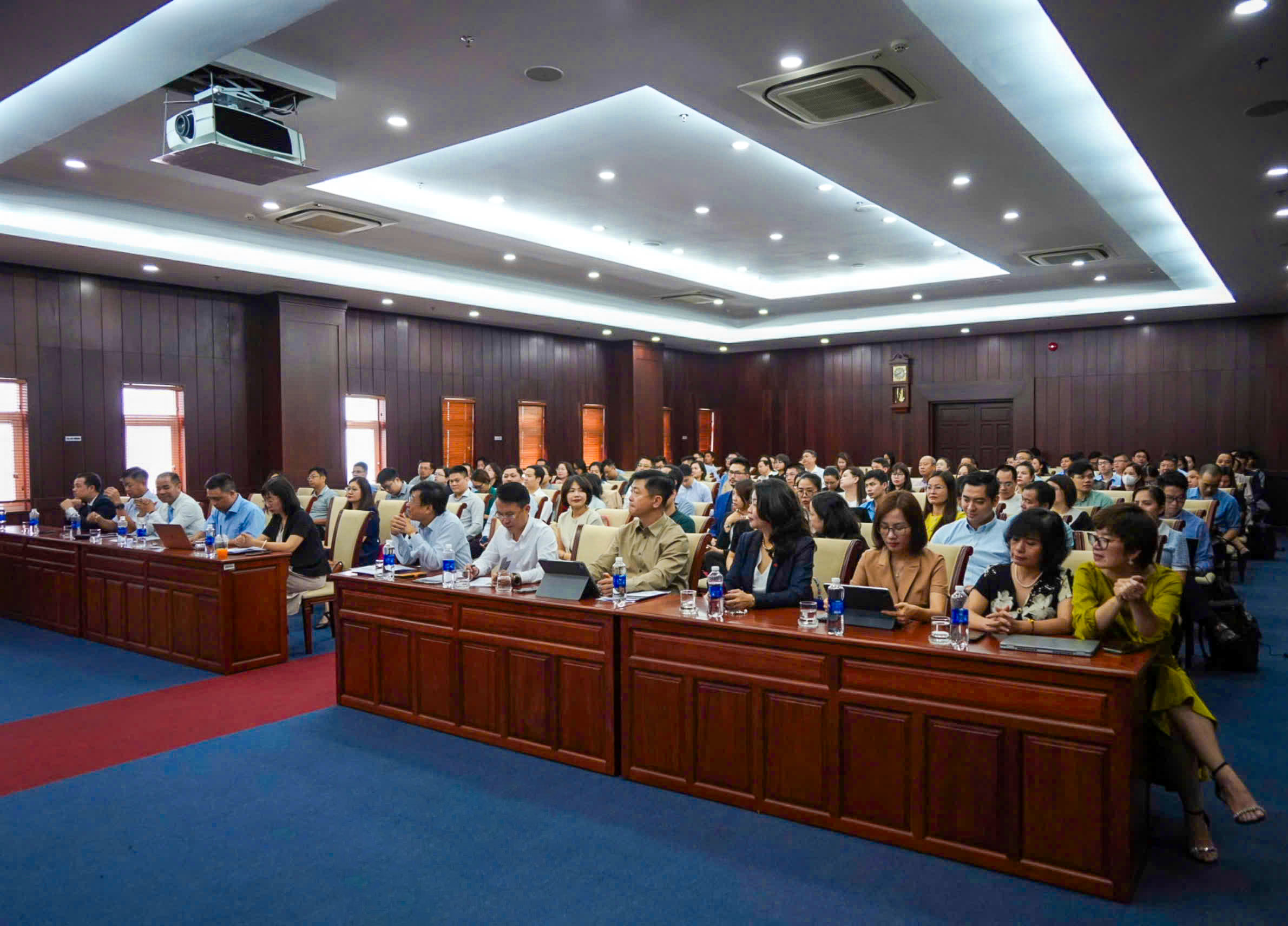 Các đại biểu tham dự hội thảo