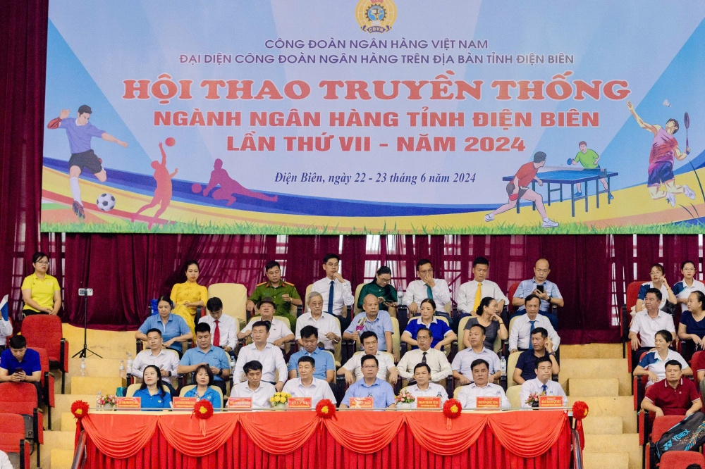 Đại biểu tham dự lễ khai mạc Hội thao Hội thao truyền thống ngành Ngân hàng Điện Biên 