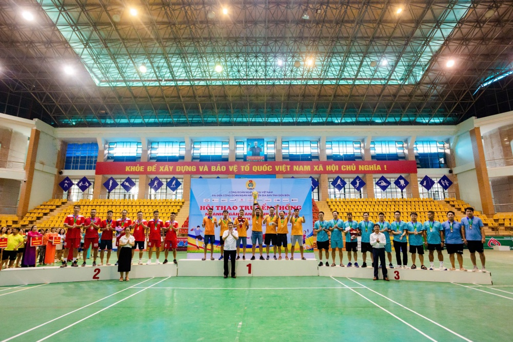 Trao giải cho các đội đạt thành tích cao trong hội thao