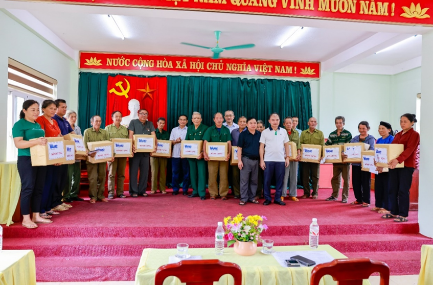 VAMC tặng qua cho gia đình chính sách